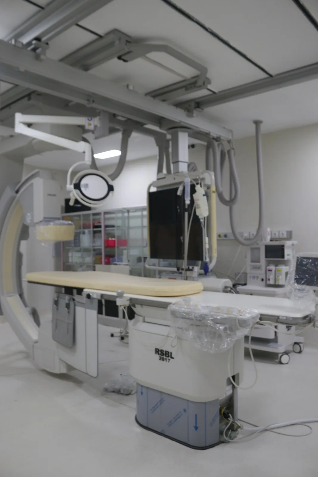 Ruang kateterisasi dengan peralatan angiografi digital