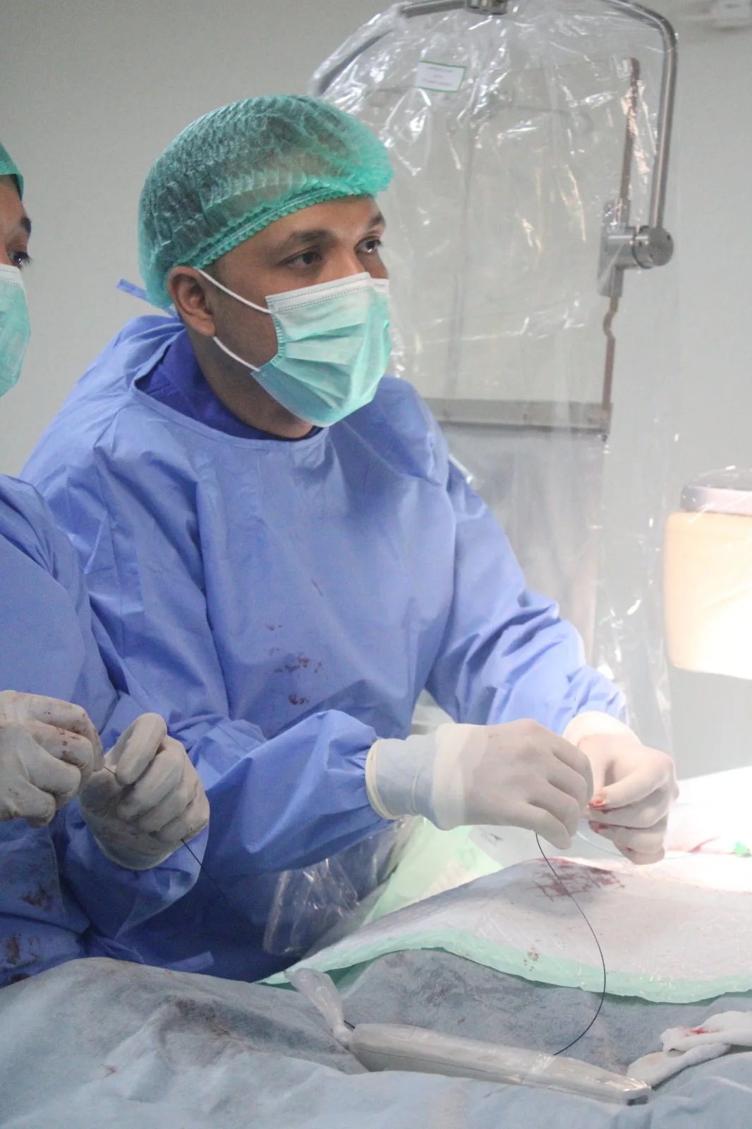 Dokter melakukan prosedur minimal invasif di Cath Lab